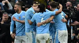Manchester City ganó 3-1 al United y sigue en la pelea por el título de la Premier League