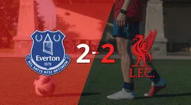 Resumen: Everton y Liverpool finalizaron el Derbi de Merseyside con un empate agónico por 2