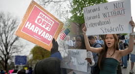 Universitarios de Harvard hacen campaña de protesta por suspensión de visas para estudiantes extranjeros en EE. UU. Universitarios de Harvard hacen campaña de protesta por suspensión de visas para estudiantes extranjeros en EE. UU.