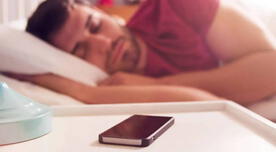 Qué significa cuando una persona duerme cerca del celular, según la psicología Qué significa cuando una persona duerme cerca del celular, según la psicología