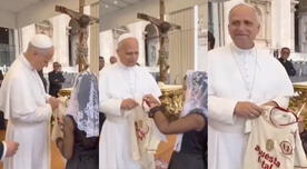 Papa León XIV firmó y posó con la camiseta de Universitario e hinchas se emocionan: "Ya nos dio la bendición"