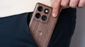 Este Motorola de 'madera' es tan potente como un iPhone y cuesta menos: chip GAMER, 12GB RAM, 512GB y cámaras 4K