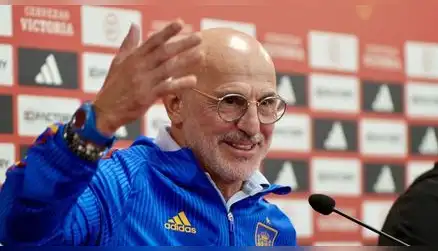 De la Fuente pide a sus jugadores cumplir la promesa de tatuarse su cara: "Tampoco soy tan feo"