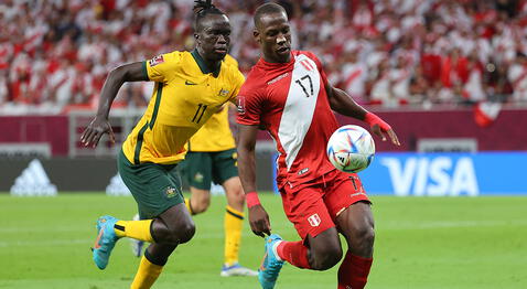 Awer Mabil con la camiseta Australia, jugando contra Perú. Foto: AFP.   