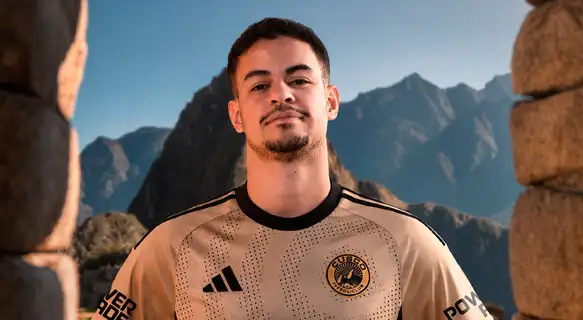Miguel Silveira, ex Universitario, fue presentado como nuevo jugador de Cusco FC Miguel Silveira, ex Universitario, fue presentado como nuevo jugador de Cusco FC
