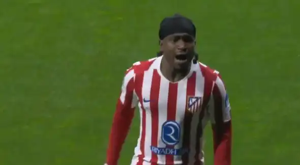 ¡Reacciona el Atlético de Madrid! Ademola Lookman anotó el 1-2 sobre el Barcelona