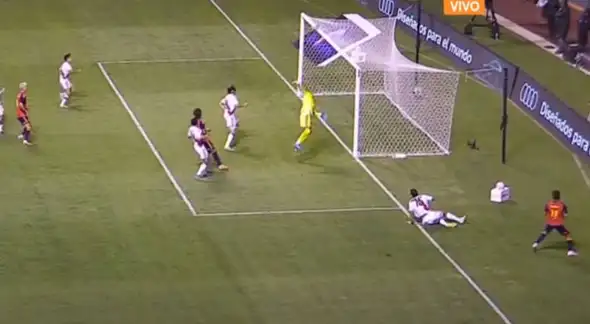 Pedro Gallese cometió un tremendo error y anotó un autogol para que España golee 3-0 a Perú