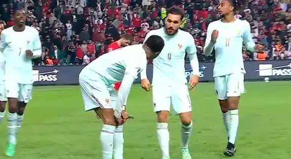 ¡No hay festejo! Kylian Mbappé anotó el 1-0 para Francia, pero sufrió terrible lesión ante Turquía ¡No hay festejo! Kylian Mbappé anotó el 1-0 para Francia, pero sufrió terrible lesión ante Turquía