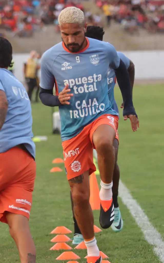 Paolo Guerrero llegó a la Universidad César Vallejo como flamante fichaje de la temporada Paolo Guerrero llegó a la Universidad César Vallejo como flamante fichaje de la temporada