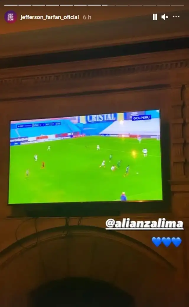 Jefferson Farfán atento al resultado de Alianza.   