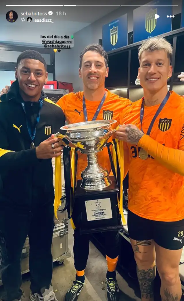 Sebastián Britos con el trofeo del Torneo Intermedio Sebastián Britos con el trofeo del Torneo Intermedio