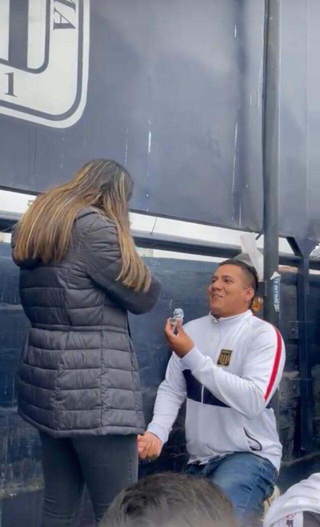 Hincha de Alianza le propuso matrimonio a su novia horas antes del clásico en Matute.