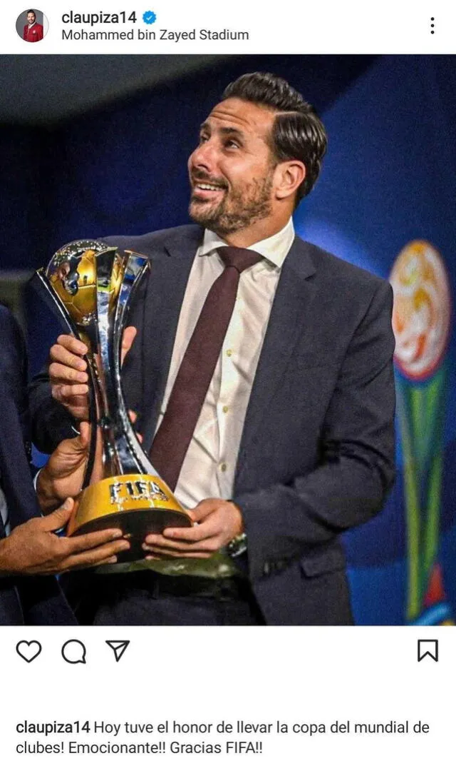 Claudio Pizarro asombrado por llevar el trofeo del Mundial de Clubes. Claudio Pizarro asombrado por llevar el trofeo del Mundial de Clubes.