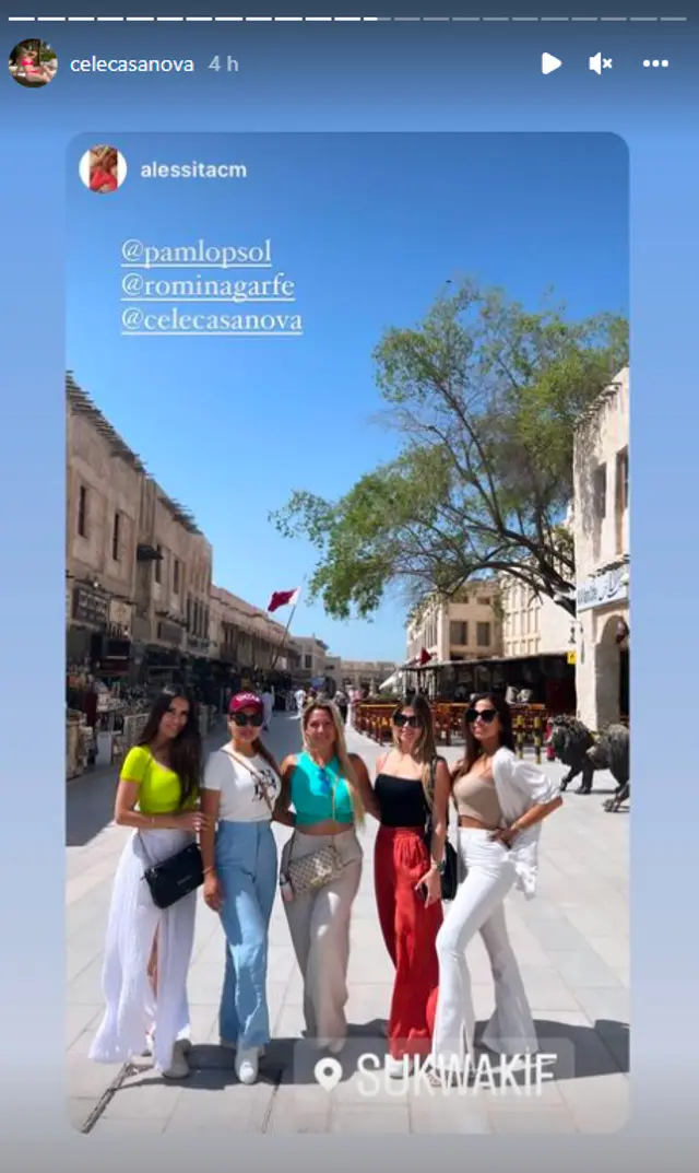  Las verdaderas 'novias' de la Bicolor pasean por las calles de Doha.