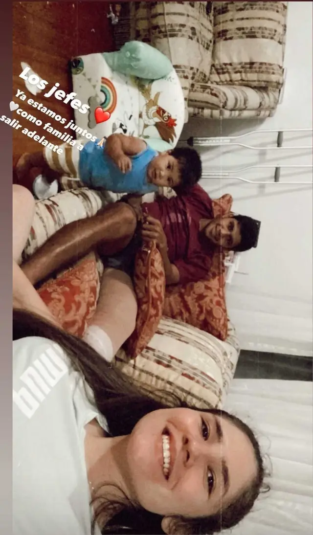 Robert Rojas con su familia tras ser operado.