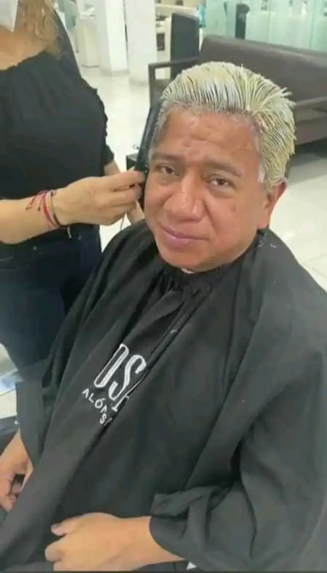 Silvio Valencia se pinta el cabello
