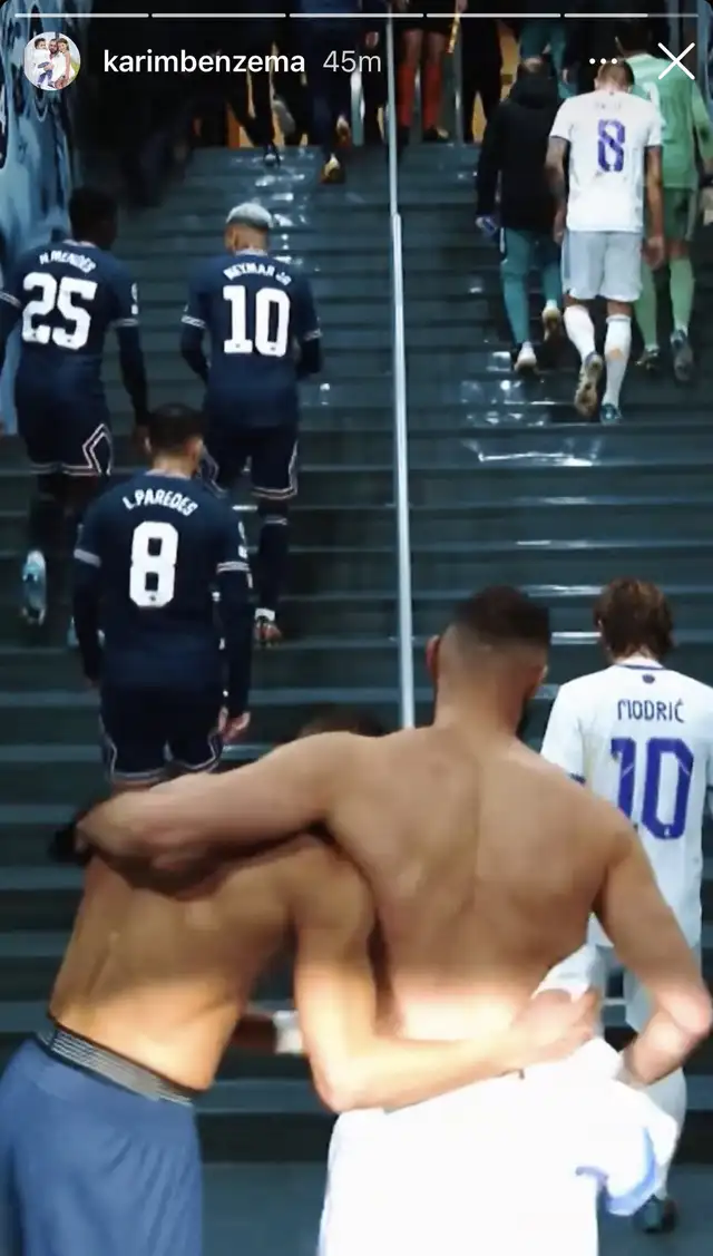 Karin Benzema se abrazó con Mbappé en el Estadio Santiago Bernabéu.