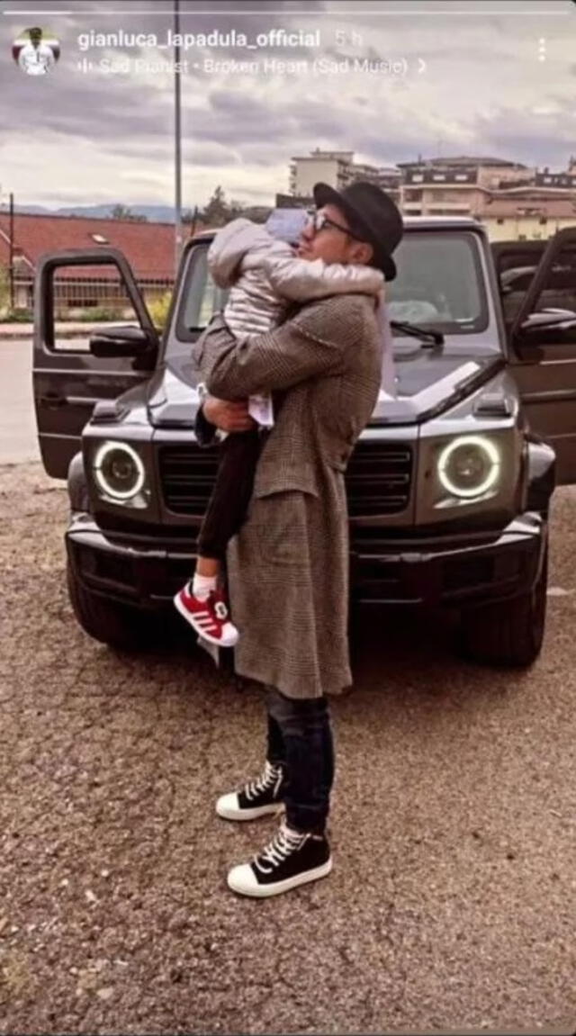 Gianluca Lapadula con Mercedes-Benz Clase G 350 D.
