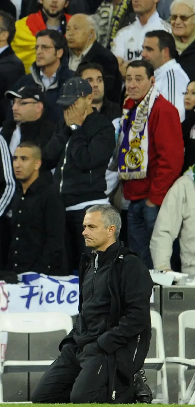 Mourinho viviendo los penales como nunca en su carrera se le vio, de rodillas.    