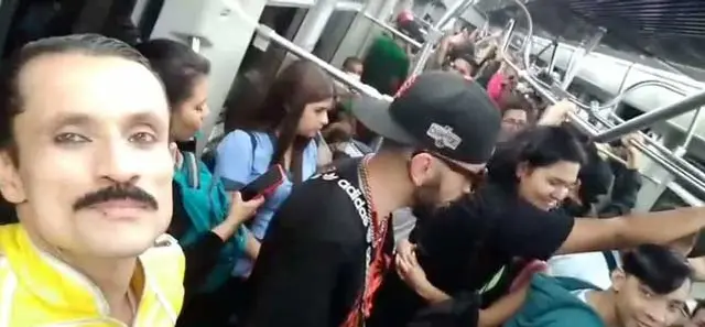 Freddie Mercury imitador metro pasajeros coro EO