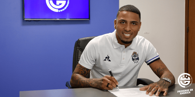 Alexis Gómez firmando por Gimnasia Esgrima La Plata.   