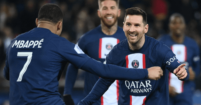 Mbappé y Messi celebrando una anotación del PSG.   