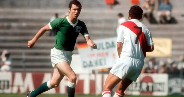 Franz Beckenbauer enfrentando la marca de un jugador peruano    