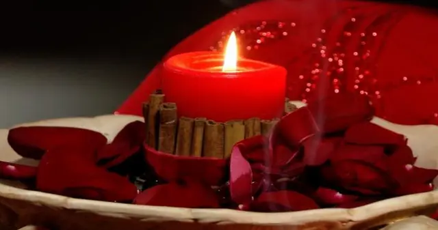 Se recomienda usar velas rojas para atraer el amor.   