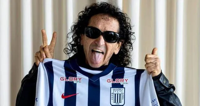 Alex Lora con camiseta de Alianza Lima.