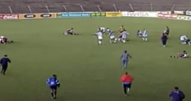 Jugadores caen tendidos al piso tras impacto del rayo. Jugadores caen tendidos al piso tras impacto del rayo.