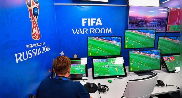 La FIFA usa el VAR en el fútbol.