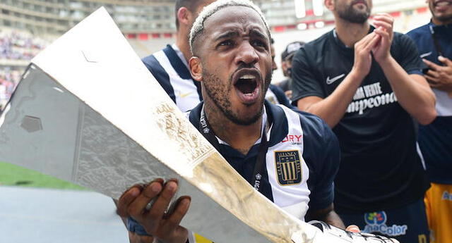 Jefferson Farfán se retiró de Alianza Lima.