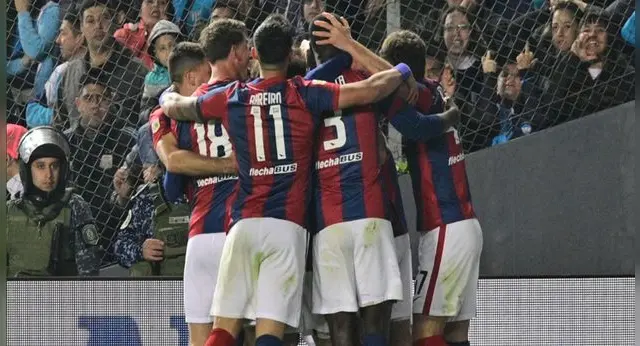 San Lorenzo al ganarle a Racing Club.