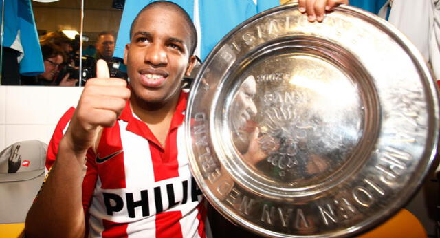  Jefferson Farfán con el título de la Eredivisie.   