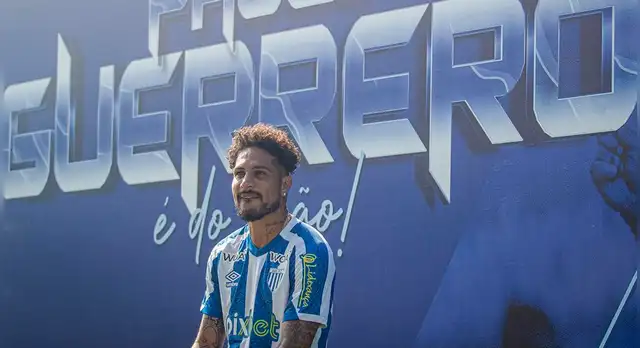 Paolo Guerrero en la presentación de Avaí.
