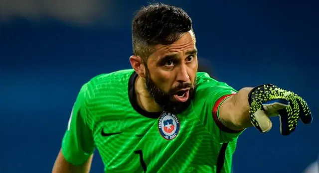 Claudio Bravo es portero y capitán de Chile.