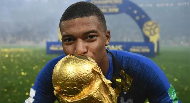 Mbappé logró coronarse campeón por primera vez a los 19 años. Foto: Libero.   