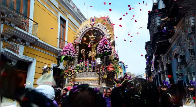 Imagen completa del Señor de los Milagros en Lima.   