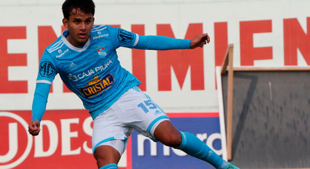Jhilmar Lora con camiseta de Sporting Cristal.