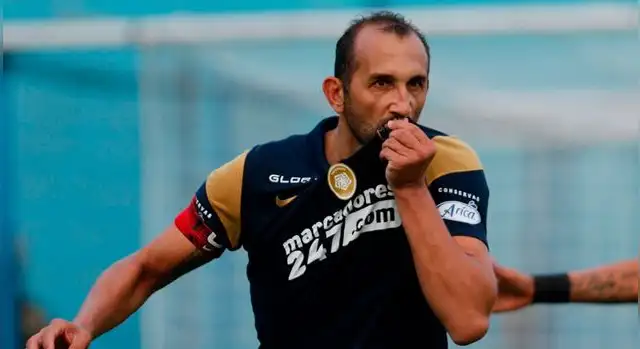 Hernán Barcos besando el escudo de Alianza Lima.