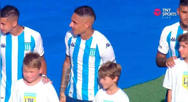 Paolo Guerrero tuvo su primer partido de titular en Racing Club.