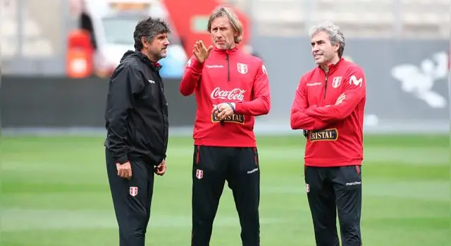 Ricardo Gareca supervisa los entrenamientos.   