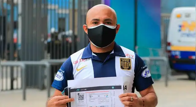 Hincha de Alianza Lima dentro del Estadio Nacional.   