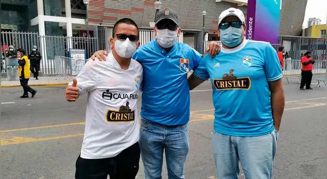 Hinchas de Sporting Cristal listos para la final de la Liga 1.   