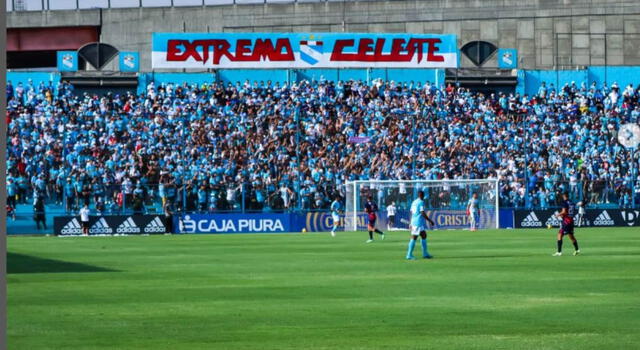 Sporting Cristal jugando en el Estadio Alberto Gallardo.