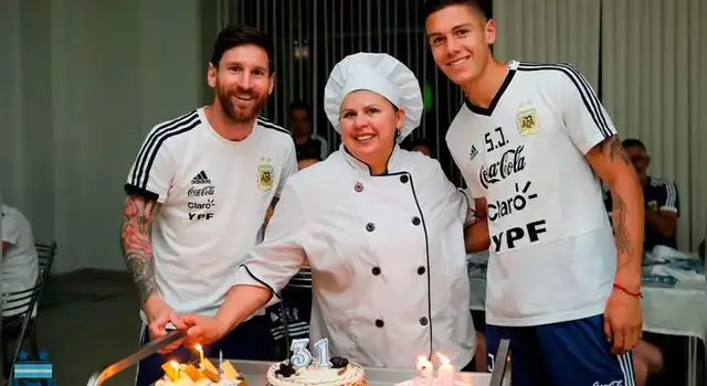 Lionel Messi y Antonia Faria celebrando el cumpleaños del 10 (Foto: AFA) Lionel Messi y Antonia Faria celebrando el cumpleaños del 10 (Foto: AFA)