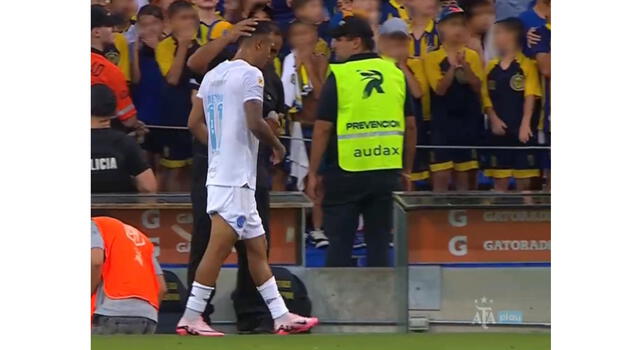 La imagen de Bryan Reyna tras salir cambiado ante Rosario Central | Foto: X   