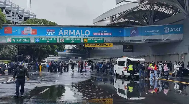 Padres de familia llegaron desde las 9:00 am para bloquear el acceso a la Terminal 1 / Elia Cruz<a rel="noreferrer noopener" target="_blank" href="http://xn--lbero-zsa.pe/"> -Líbero.pe</a>    