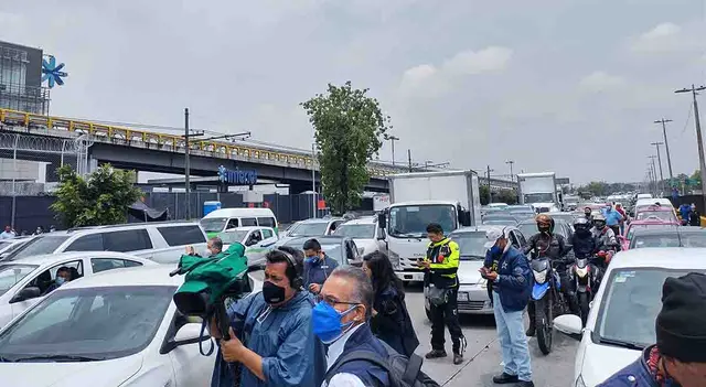 Miles de automovilistas se quedaron atrapados en medio de la manifestación / Elia Cruz<a rel="noreferrer noopener" target="_blank" href="http://xn--lbero-zsa.pe/"> -Líbero.pe</a>    