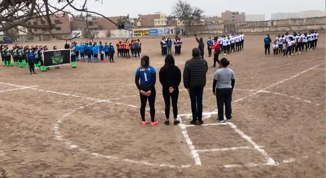 Así se practica el kickingball en el Perú   